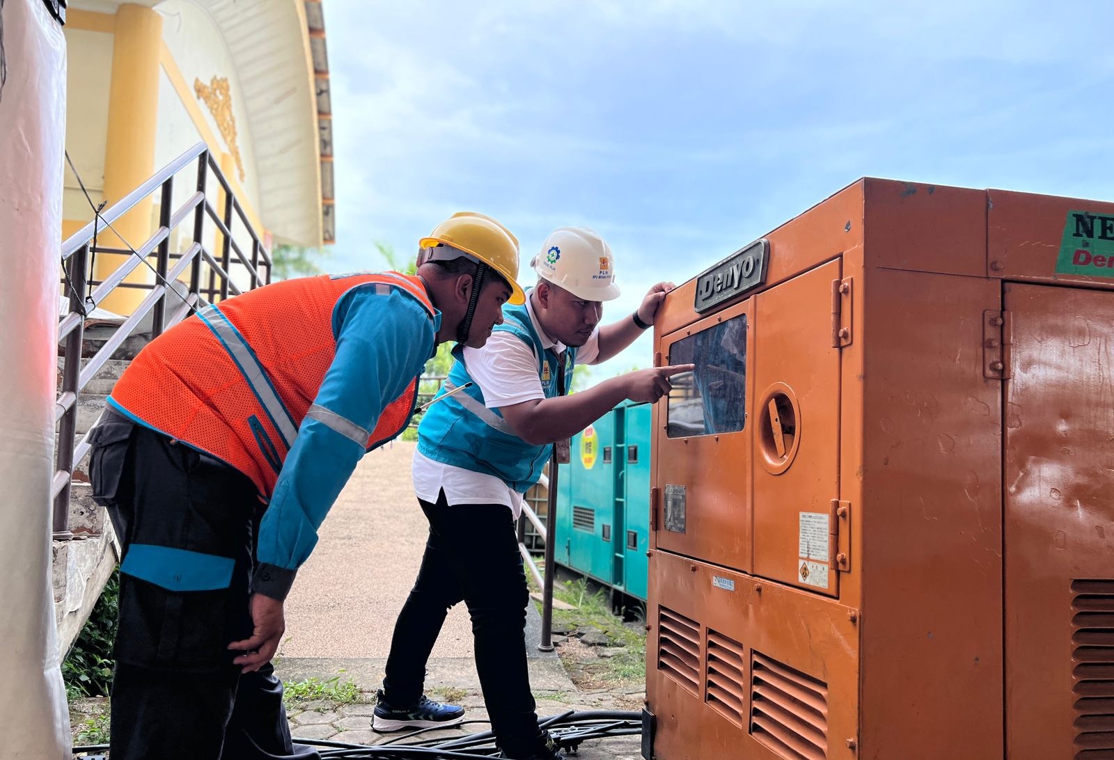 Petugas PLN secara kontinue melakukan kontrol pasokan listrik saat pembukaan Muktamar XXIII di Gedung Serbaguna Pemerintah Provinsi Sumatera Utara.