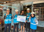 Manager PLN UP3 Medan, Ricky Yacob didampingi Team Leader Pemasaran UP3 Medan Ahmad Mukhlis, VP Pengembangan Eksekutif PLN Kantor Pusat, Mundhakir Salman, VP HTD Area 1, Dewi Tatiana saat bersama Penerima Bantuan Light Up The Dream, Edi Syahputra, saat melakukan penyalaan listrik, baru-baru ini.