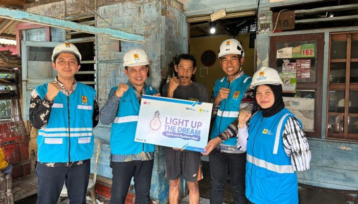Kado HUT Kemerdekaan RI, 41 Keluarga Kurang Mampu Dapat Sambungan Listrik Gratis