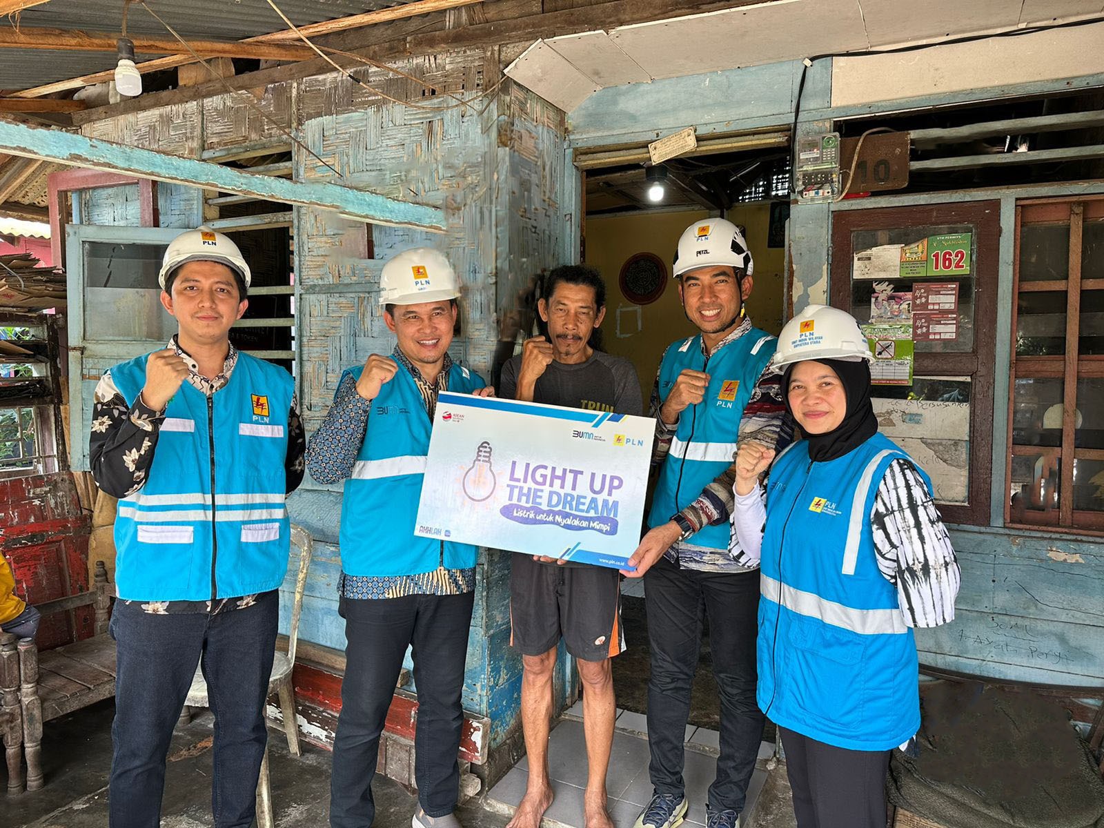 Manager PLN UP3 Medan, Ricky Yacob didampingi Team Leader Pemasaran UP3 Medan Ahmad Mukhlis, VP Pengembangan Eksekutif PLN Kantor Pusat, Mundhakir Salman, VP HTD Area 1, Dewi Tatiana saat bersama Penerima Bantuan Light Up The Dream, Edi Syahputra, saat melakukan penyalaan listrik, baru-baru ini.