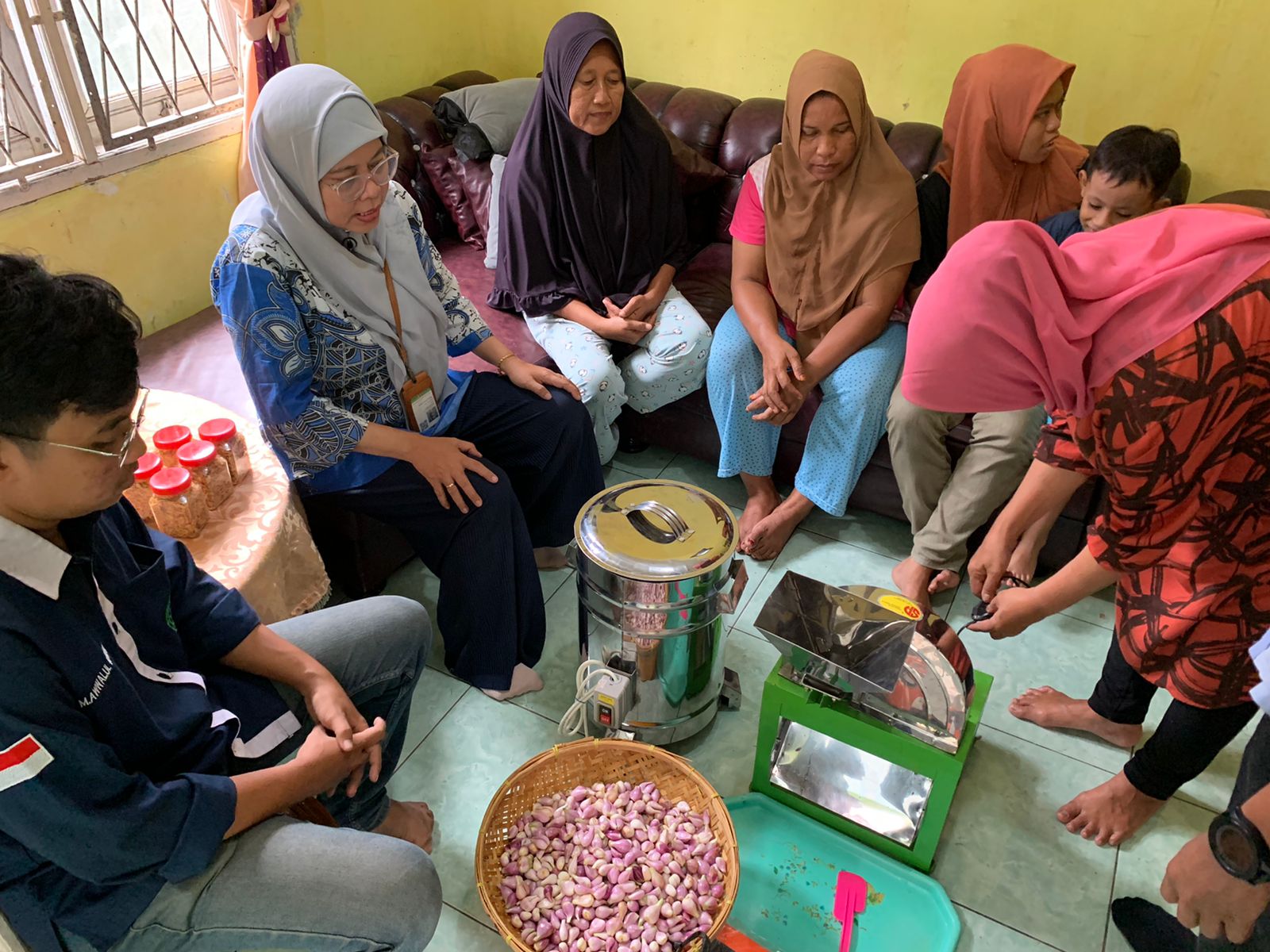 KEGIATAN pengolahan bawang merah menjadi bawang goreng berkualitas yang dikelola Rohani Said di Jalan Marelan VI , Pasar 2 Timur, Gang Perdamaian No 4, Kel Rengas Pulau, Kec. Medan Marelan. Waspada/ist