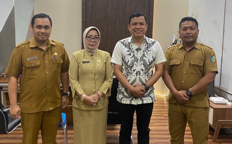 Sekda Batu Bara, Norma Deli Siregar, SE, MM didampingi Bappelitbangda Kabupaten Batu Bara, Ruzan Siswa Yudha, ST dan Ahmad Fadhly, SE selaku Kepala Bidang Pemerintahan dan Pembangunan Manusia foto bersama District Coordinator Tanoto Foundation Batu Bara, Felly Ardan, usai audiensi, Selasa (22/8/2023).