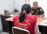Tersangka DT bersama Jaksa Kejatisu.