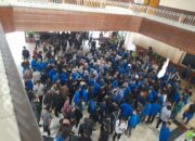 Massa Duduki Kantor Gubernur Aceh