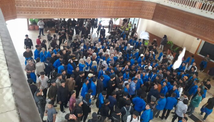 Massa Duduki Kantor Gubernur Aceh