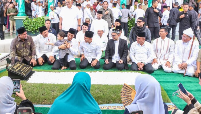 Jokowi, Adi Hidayat Dan Ribuan Masyarakat Hadiri Haul H Anif