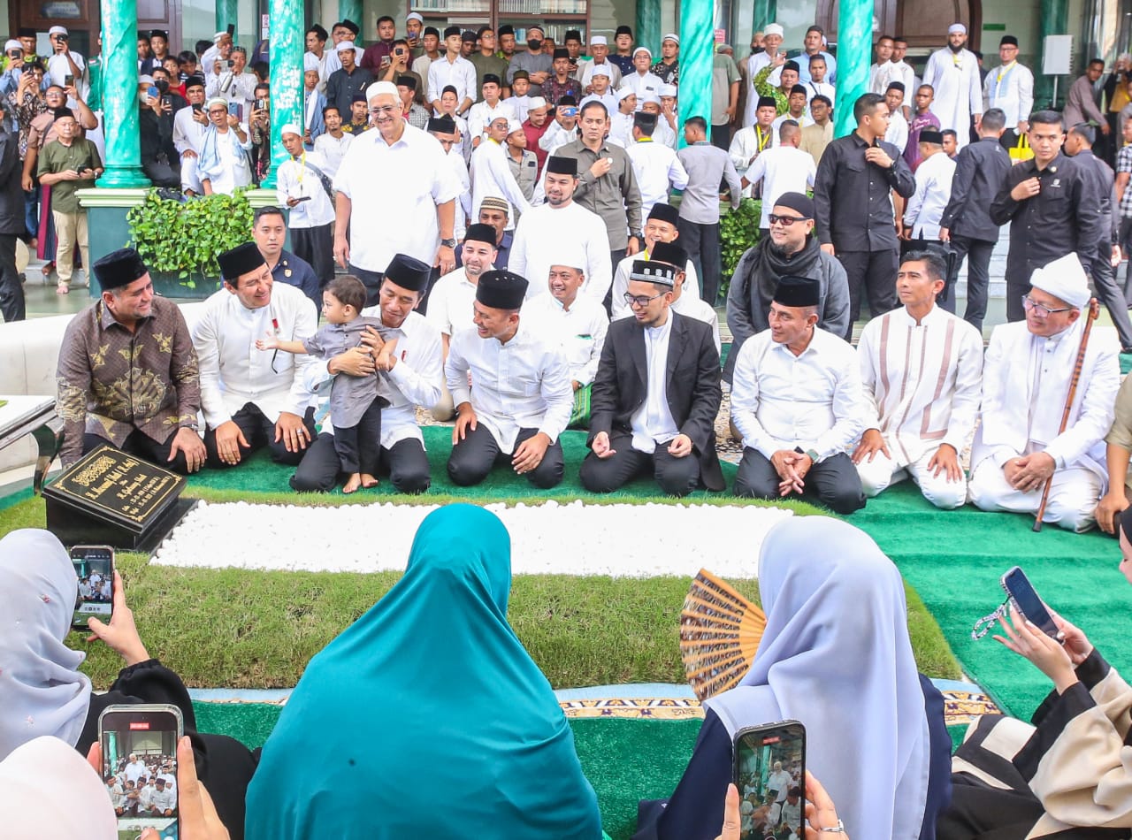 Jokowi, Adi Hidayat Dan Ribuan Masyarakat Hadiri Haul H Anif