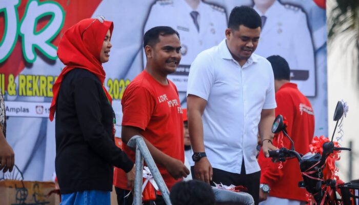 Senyum Bahagia Warga Medan Amplas Dapat Hadiah Sepeda Listrik Dari Bobby Nasution