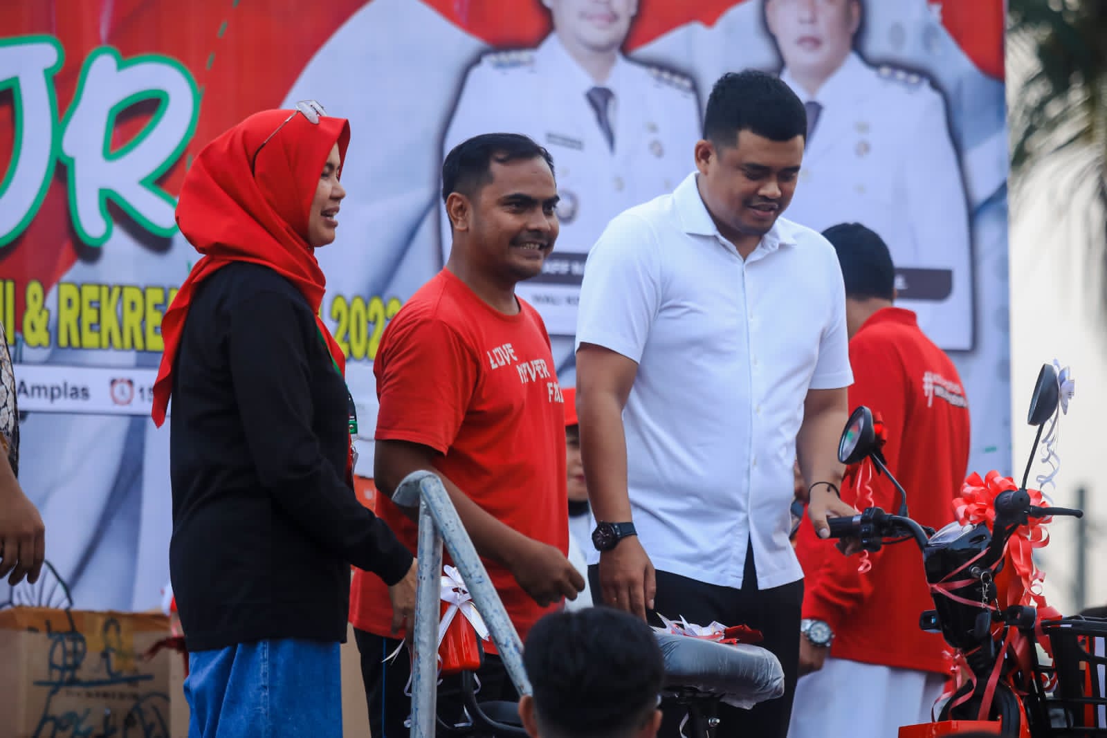 Senyum Bahagia Warga Medan Amplas Dapat Hadiah Sepeda Listrik Dari Bobby Nasution