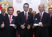 PLTU Suralaya Raih 2 Penghargaan ASEAN Energy Award 2023 Kategori Combine Cycle Thermal (CCT) Utilisation for Power Generation dan Implementasi Biomassa pada Jumat (25/08) di Bali yang dipimpin langsung oleh Menteri ESDM, Arifin Tasrif. Kiri ke kanan: General Manager PLN Indonesia Power Suralaya PGU (Power Generation Unit) Irwan Edi Syahputra Lubis, Direktur Utama PLN Darmawan Prasodjo, Direktur Utama PLN Indonesia Power Edwin Nugraha Putra).