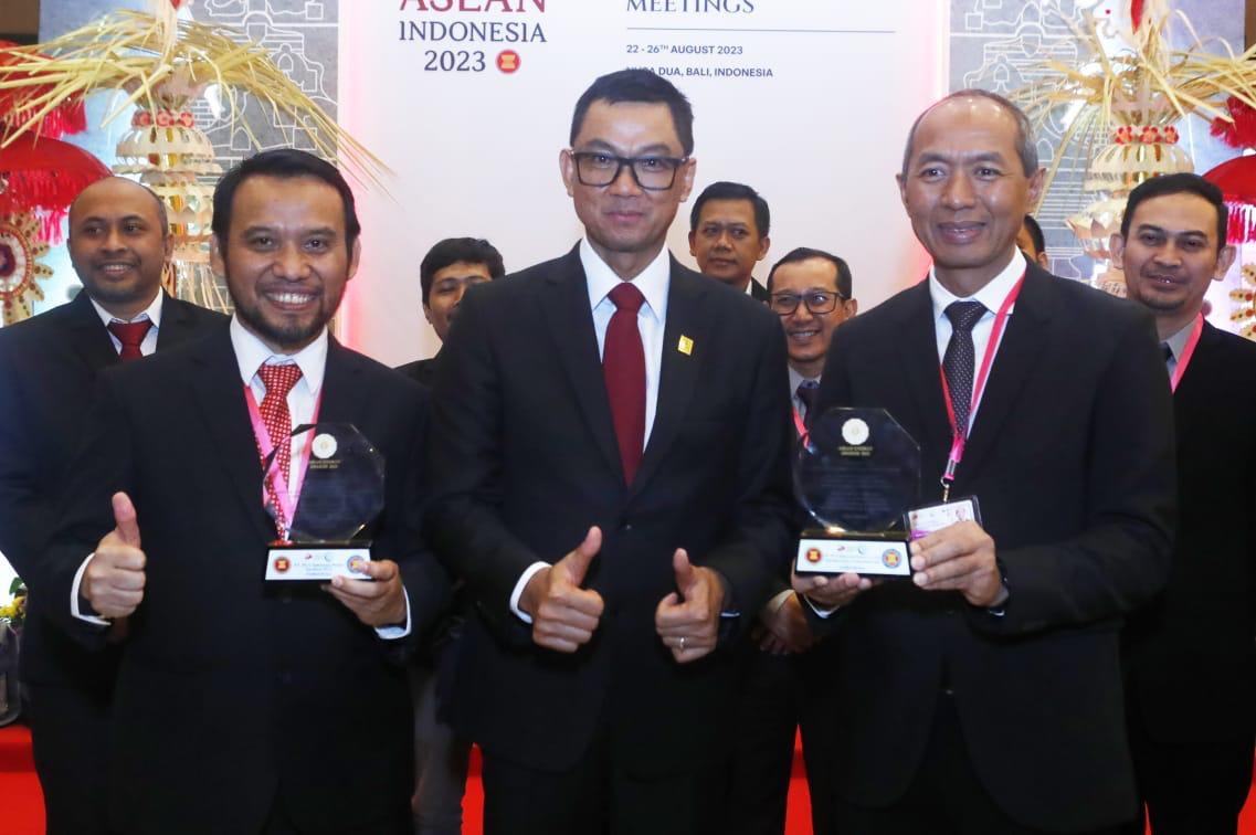 PLTU Suralaya Raih 2 Penghargaan ASEAN Energy Award 2023 Kategori Combine Cycle Thermal (CCT) Utilisation for Power Generation dan Implementasi Biomassa pada Jumat (25/08) di Bali yang dipimpin langsung oleh Menteri ESDM, Arifin Tasrif. Kiri ke kanan: General Manager PLN Indonesia Power Suralaya PGU (Power Generation Unit) Irwan Edi Syahputra Lubis, Direktur Utama PLN Darmawan Prasodjo, Direktur Utama PLN Indonesia Power Edwin Nugraha Putra).