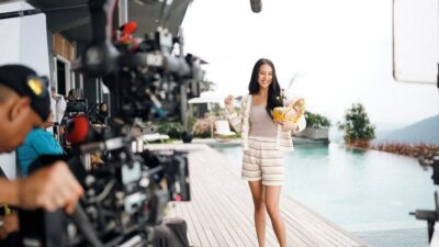 Anya Geraldine Berburu Diskon dalam Iklan TV pertama Agoda di Indonesia