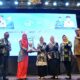 Ketua Tim Penggerak Pemberdayaan dan Kesejahteraan Keluarga (TP PKK) Sumatera Utara (Sumut) Nawal Lubis menyerahkan piala pememang perlombaan Jambore Kader PKK (Dasawisma) tahun 2023 di Hotel Grand Mercure Jalan Sutomo Medan. Ikut menyaksikan Ketua DWP Sumut Dian Arief Trinugroho, Kepala Dinas Kominfo Sumut Ilyas Sitorus, Kepala Dinas Pemberdayaan Masyarakat dan Desa, Kependudukan dan Catatan Sipil Parlindungan Pane (kanan). Waspada/ist