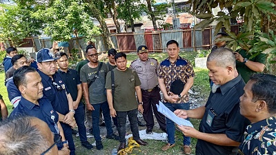 SUASANA pelaksanaan eksekusi terhadap 9 tanah dan bangunan milik PT KAI (Persero) yang terletak di Jalan Ahmad HM Yamin, HM Said dan Soetomo dengan total luas 7.219 m2 pada Kamis (3/8). Waspada/Ist