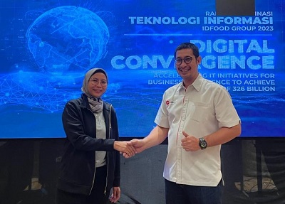 DIREKTUR Bisnis Metranet Faisal Yusuf (kanan) dan Direktur Supply Chain Management dan Teknologi Informasi ID Food Bernadetta Raras (kiri) usai penandatanganan kerja sama strategis penyediaan marketplace pangan B2B market.idfood.co.id. di Jakarta, beberapa waktu yang lalu. Waspada/ist