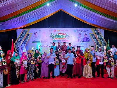 KETUA Umum MUI Kota Medan, Hasan Matsum, Sekretaris Diskop UKM Perindag Medan Erwin Saleh, beserta panitia dan pengurus MUI Kota Medan diacara penutupan Pekan KHAS 2023, Sabtu (5/8) malam di Jalan Mesjid Raya Medan. Waspada/Yuni Naibaho