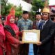 KEPALA MAN 2 Model Medan memberikan piagam penghargaan kepada tim Humas MAN 2 Model Medan saat upacara Bendera 17 Agustus di lapangan utama MAN 2 Model, Kamis (17/8). Waspada/Ist