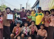 HM Nurdin Terharu Terima Bendera Merah Putih Dari Siswa SDN 106814