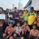 PIMPINAN Yayasan Perguruan Islam Al Marwa Medan, Dr. H. M. Nurdin Amin, Lc, SH, MA bersama Kepala Sekolah SD Negeri 106814. Sri Weny SPd, guru dan siswa yang membagikan bendera merah putih merayakan HUT Kemerdekaan RI. Waspada/ist