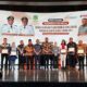 WALI Kota Medan Bobby Nasution berfoto bersama para Wajib Pajak Bumi dan Bangunan Potensial di Hotel Grand Cityhall, Jumat (11/8). Waspada/Ist