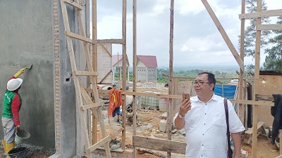 PROYEK pekerjaan pengembangan kawasan wisata dan olahraga, Kamis (10/8), sedang berlangsung di Perbukitan Siatas Barita,Taput, yang dijadwalkan rampung Oktober mendatang. Waspada/Jan Piter Simorangkir