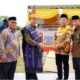 KEPALA Kantor Kementerian Agama Provinsi Sumatera Utara H. Ahmad Qosbi, S.Ag, MM menerima plakat dari Kepala MAN Simalungun Zulhamdi Nasution saat kegiatan berlangsung. Waspada/ist
