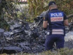 Pesawat Sewa Jatuh Di Jalanan Selangor, 10 Tewas