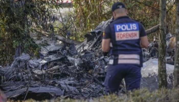 Pesawat Sewa Jatuh Di Jalanan Selangor, 10 Tewas