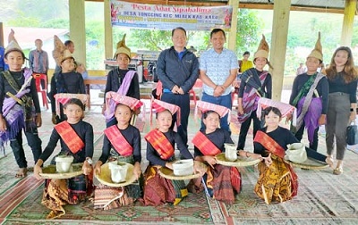 MANAJEMEN Taman Simalem Resort akan membantu pembangunan Lost Tongging di Kecamatan Merek, Kabupaten Karo, Sumatera Utara.Hal ini disampaikan oleh General Manager Taman Simalem Resort, Eddy Tanoto Sukardi saat menghadiri pesta adat Simalungun “Sipahalima” di Desa Tongging, Rabu (16/8). Waspada/Ist