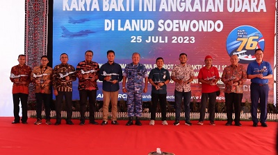 CEO BRI Regional Office Medan Aris Hartanto bersama Regional Consumer Banking Head Herdiman, Branch Manager Branch Office Medan Sisingamangaraja Inoe Koerniawan, Wakasau Marsekal Madya TNI Agustinus Gustaf Brugman, MSi (Han) dan Komandan lanud Soewondo Medan Kolonel Pnb Ucok Enrico Hutadjulu SH MM CHRMP serta lainnya, di Lapangan Udara (Lanud) Soewondo, Selasa (25/7). Waspada/Ist