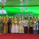 GUBSU Edy Rahmayadi, Penasehat Hj Nawal Lubis, Inisiator Fahmi Ummi Romo Dr.H.R.M.Syafi'i SH.M.Hum, Ketua Umum Ummi Hj.RR.Sukmadiah Hasni, Ketua Wilayah Sumut Hj.Yulidar Bugis dan pengurus foto bersama. Waspada/Anum Saskia