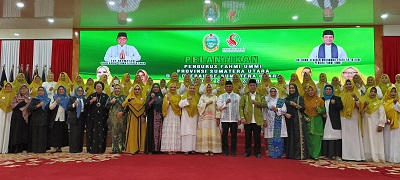 GUBSU Edy Rahmayadi, Penasehat Hj Nawal Lubis, Inisiator Fahmi Ummi Romo Dr.H.R.M.Syafi'i SH.M.Hum, Ketua Umum Ummi Hj.RR.Sukmadiah Hasni, Ketua Wilayah Sumut Hj.Yulidar Bugis dan pengurus foto bersama. Waspada/Anum Saskia
