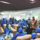 Komisaris Utama PT Ameera Mekkah Travel H Salman Ponimin LC didampingi Zulchairi Pahlawan,SH foto bersama bersama jamaah umrah di Saphire Longue Umroh KNIA.Waspada/Irianto