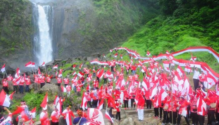 2 Bendera Sepanjang 50 Meter Dikibarkan Di Air Terjun Ponot