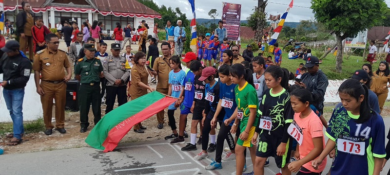 Korwil Pendidikan Kecamatan Pagaran, Damaris Hutabarat, SPd didampingi Camat Pagaran, Laomor Situmorang, Danramil Siborongborong, Kapten Inf A.Silalahi, Aipda Simon Siagian mewakili Kapolsek Siborongborong memegang bendera melepas peserta lomba lari marathon 8 KM tingkat SMA/SMK Putri memeriahkan HUT ke-78 Kemerdekaan RI Tingkat Kecamatan Pagaran, Selasa (14/8). Hotbin Purba/Waspada