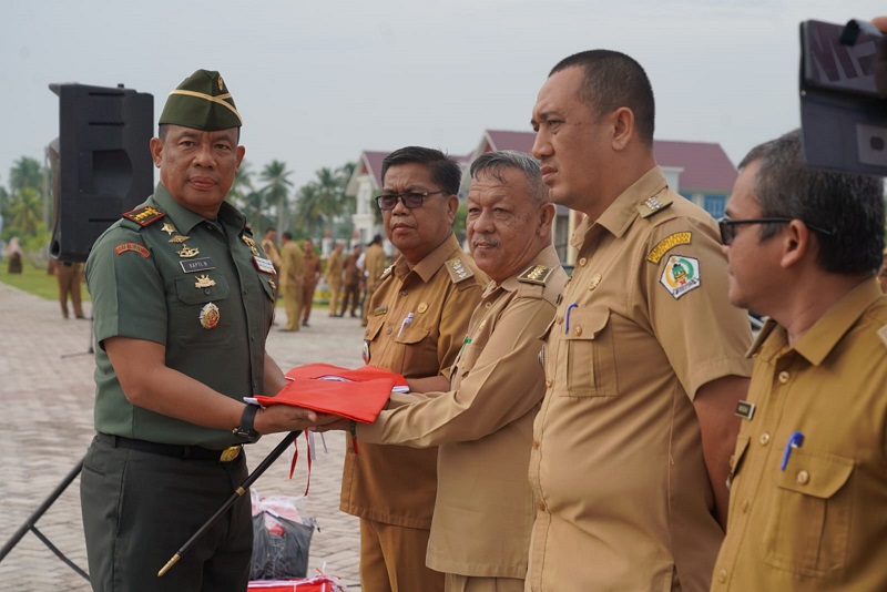 Danrem 011/LW Bagikan 10 Juta Bendera Merah Putih Danrem 011/LW Bagikan 10 Juta Bendera Merah Putih