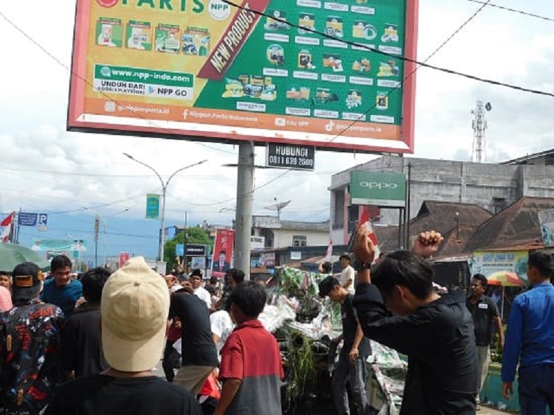 Madina Rusuh, Dua Kelompok Saling Serang Madina Rusuh, Dua Kelompok Saling Serang