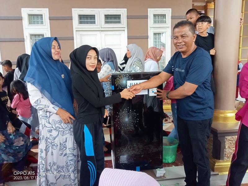 Ratusan Warga Sungai Pauh Gerak Jalan Santai Meriahkan HUT RI Ratusan Warga Sungai Pauh Gerak Jalan Santai Meriahkan HUT RI