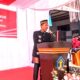Dengan mengenakan pakaian adat, Kepala Lapas Kelas IIB Langsa, Sujatmiko, menyampaikan laporan tentang jumlah remisi anggota binaannya di hadapan Pj Wali Kota Langsa dan Forkopimda, serta undangan lainnya, usai upacara bendera, Kamis (17/8). (Waspada/Ibnu Sa'dan).