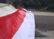 Bendera Merah Putih Raksasa Terbentang Di Irigasi Beutong 