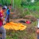 Penemuan sesosok mayat laki-laki tanpa Identitas dengan luka mengenaskan di perut ditemukan di pinggir jalan kini hebohkan Warga Desa Lawe Bekung Kecamatan Badar, Rabu (23/8). Waspada/Seh Muhammad Amin
