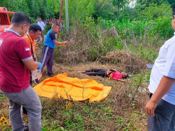 Penemuan sesosok mayat laki-laki tanpa Identitas dengan luka mengenaskan di perut ditemukan di pinggir jalan kini hebohkan Warga Desa Lawe Bekung Kecamatan Badar, Rabu (23/8). Waspada/Seh Muhammad Amin
