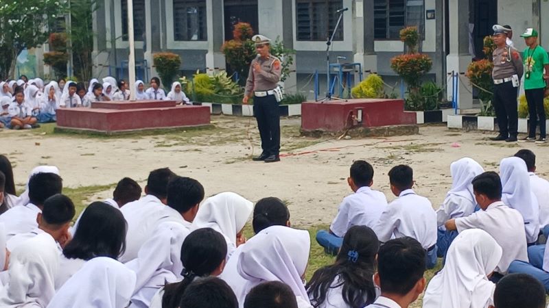 Polres P. Siantar Edukasi Dan Sosialisasikan UU LLAJ Ke Anak Sekolah Polres P. Siantar Edukasi Dan Sosialisasikan UU LLAJ Ke Anak Sekolah