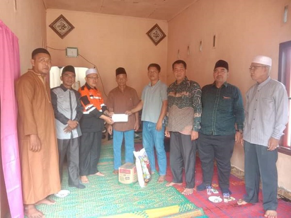 Pimpinan Baznas Padanglawas saat menyalurkan bantuan kepada keluarga korban musibah kebakaran di desa Pasar Ipuh kecamatan Ulu Barumun. Waspada/Ist