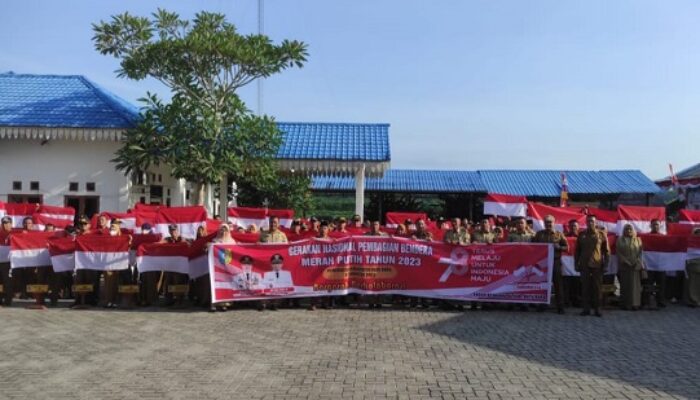 Pemkab Batubara Bagikan Ribuan Bendera