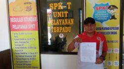 Ketua DPC LAKI Kabupaten Aceh Tamiang, Syahriel El Nasir ketika berada di Mapolres Aceh Tamiang menunjukkan Surat Tanda Penerimaan Laporan Dari Polres setempat, Senin (7/8) sore. Waspada/Muhammad Hanafiah