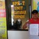 Ketua DPC LAKI Kabupaten Aceh Tamiang, Syahriel El Nasir ketika berada di Mapolres Aceh Tamiang menunjukkan Surat Tanda Penerimaan Laporan Dari Polres setempat, Senin (7/8) sore. Waspada/Muhammad Hanafiah