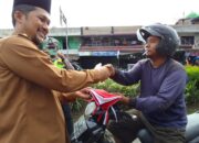 Pj Bupati Agara Bagikan Bendera Merah Putih