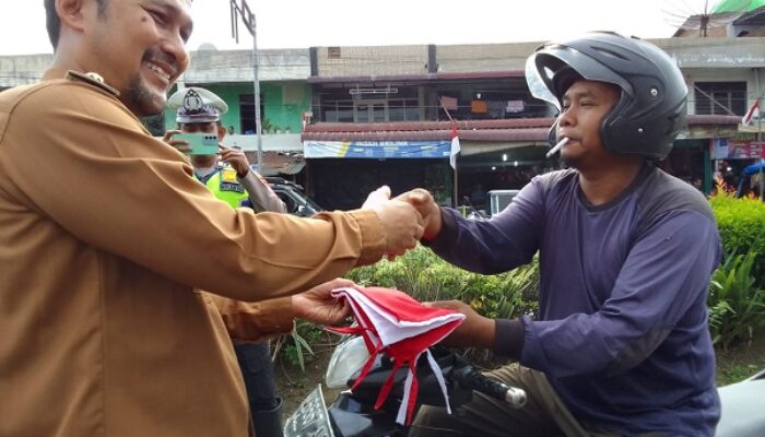 Pj Bupati Agara Bagikan Bendera Merah Putih