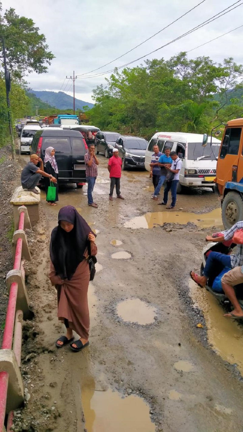 Jalan Tangse Rusak Parah, Warga Dan Sopir Tutup Akses Truk